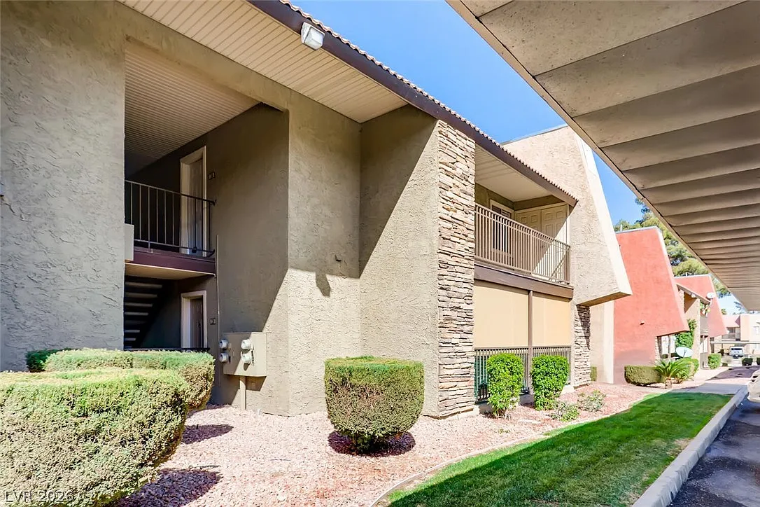 2 bed, 1.0 bath, 816 sqft, $1,350 — Photo 3