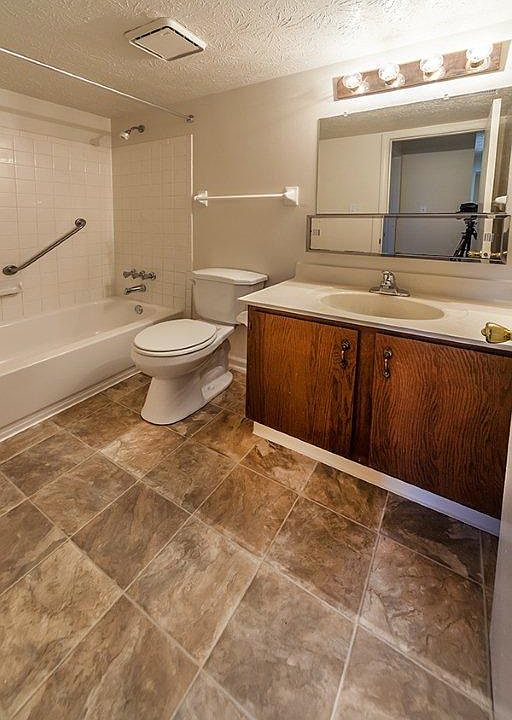 1st image of 426 Nelson Cir