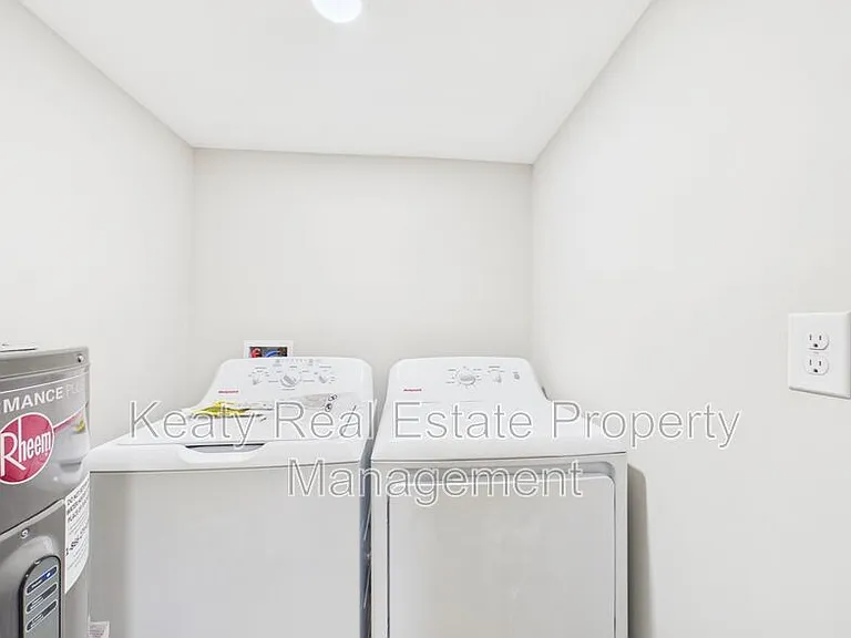 908 Saint Charles St — Photo 14
