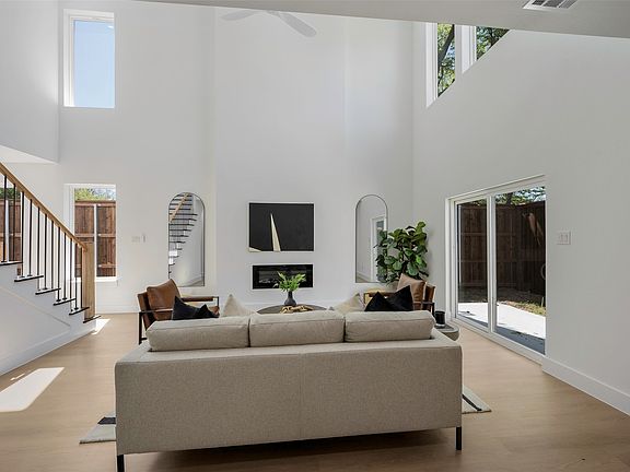 5th image of 459 Hart St