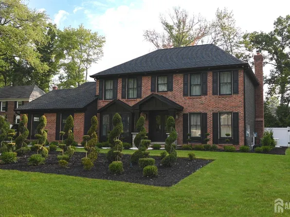 9 Wood Lake Ct, North Brunswick, NJ 08902