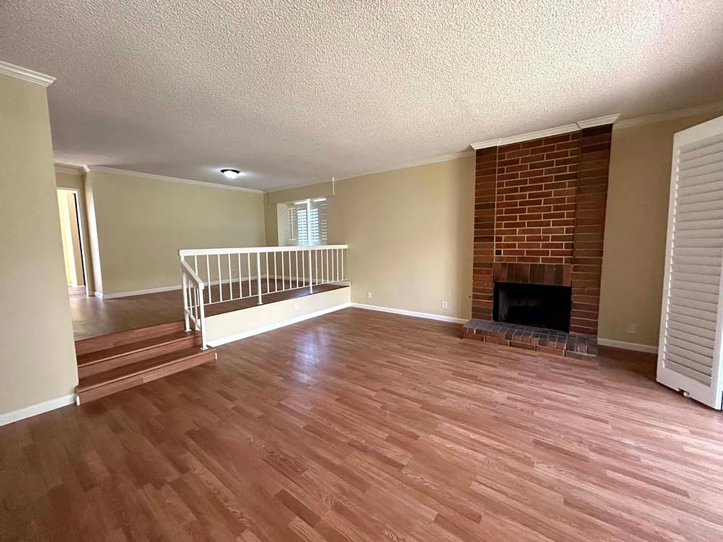 Spacious 4 bedroom 2.5 bath Condo for rent in Woodland Hills! — Photo 4