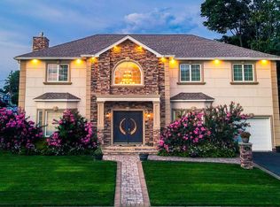 185 Bay Ave, Hicksville, NY 11801