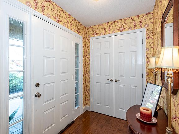 3rd image of 1328 Carowinds Cir