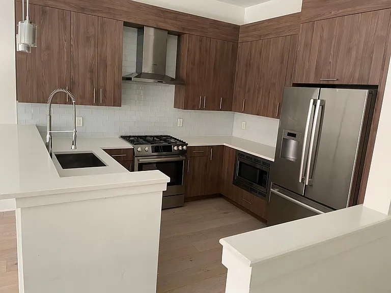 844 N American St — Photo 2