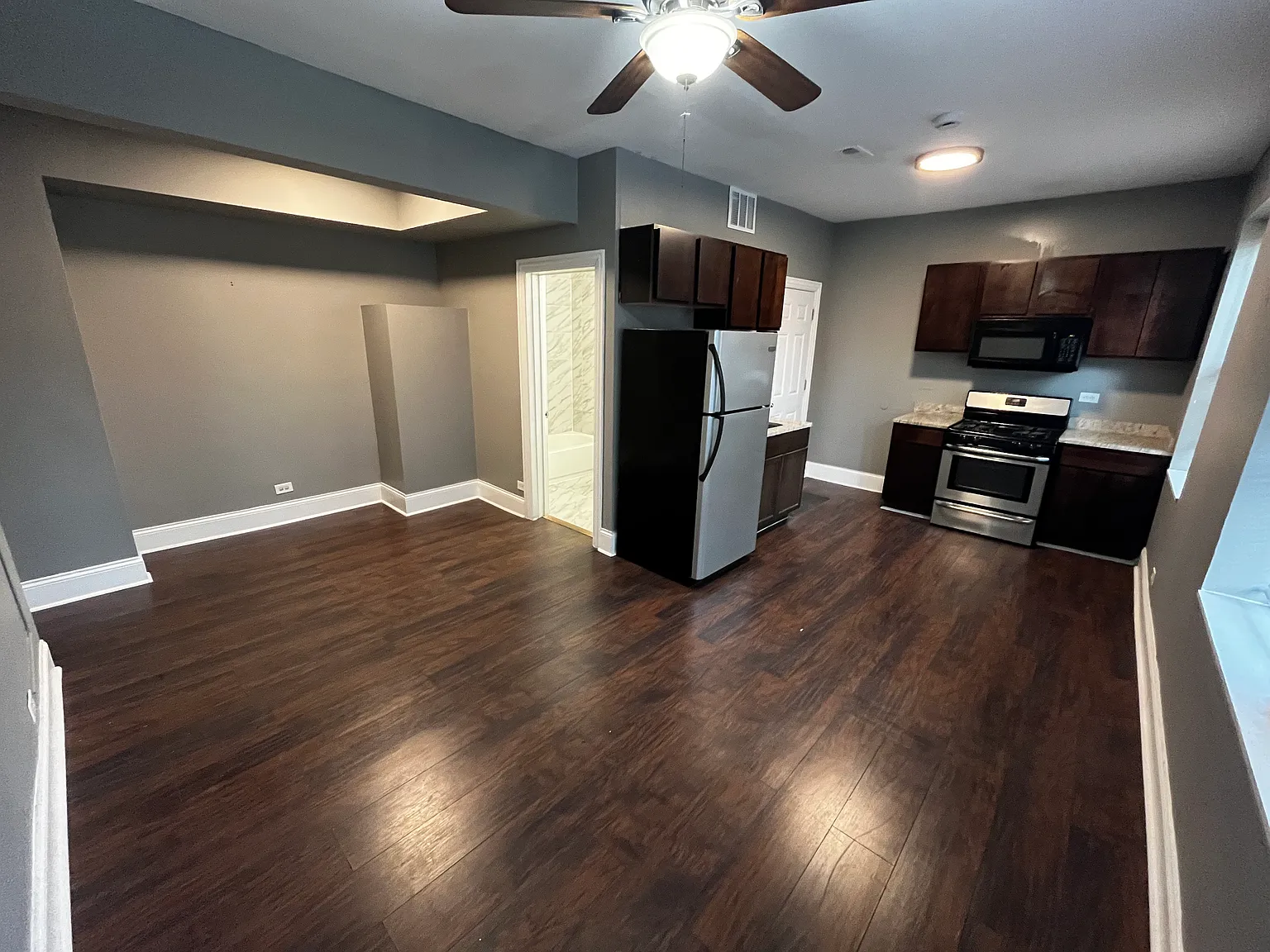 1552 N Avers Ave — Photo 1