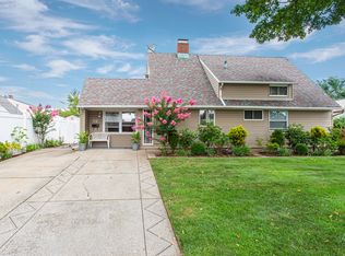 112 Scooter Ln, Hicksville, NY