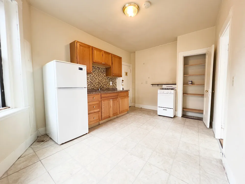 2 bed, 750 sqft, $3,700 — Photo 4