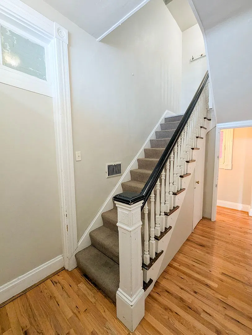 2322 Stratford Apts — Photo 2