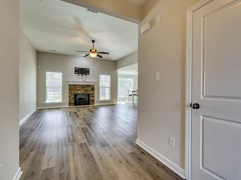 124 Radcliff Dr — Photo 6