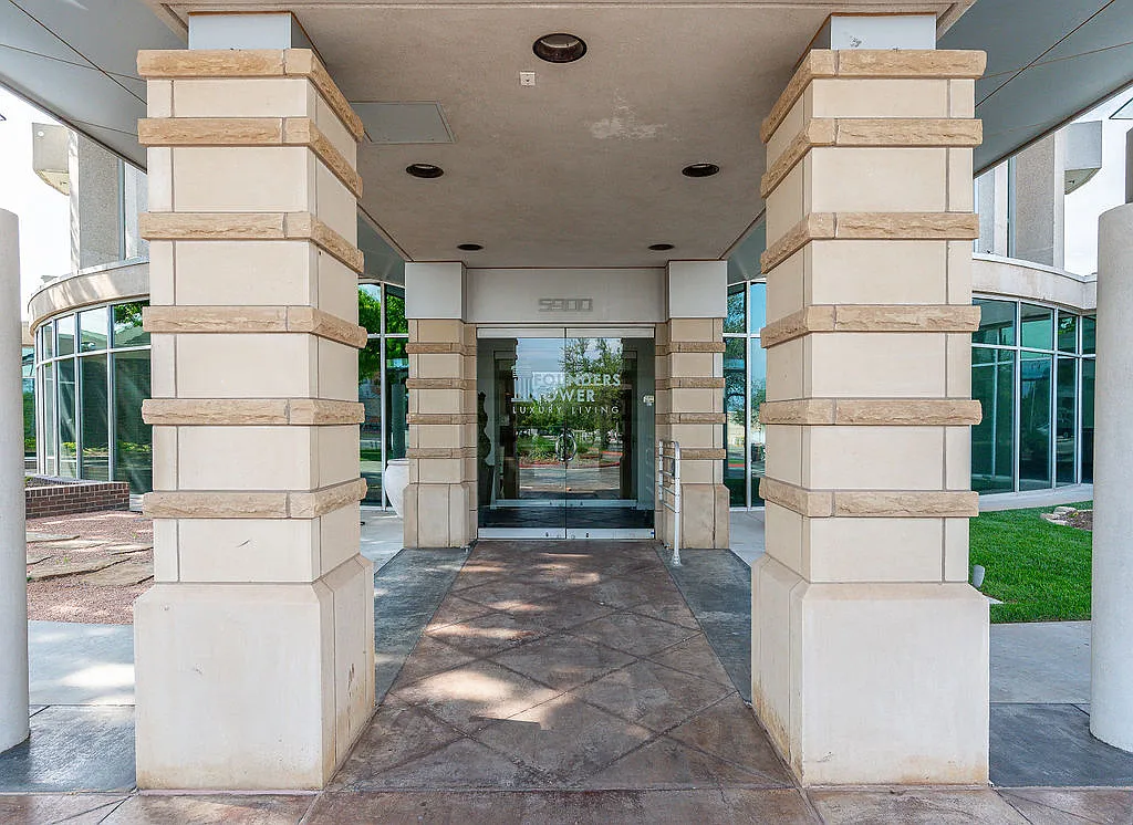 1 bed, 1.5 bath, 1348 sqft, $2,455 — Photo 2