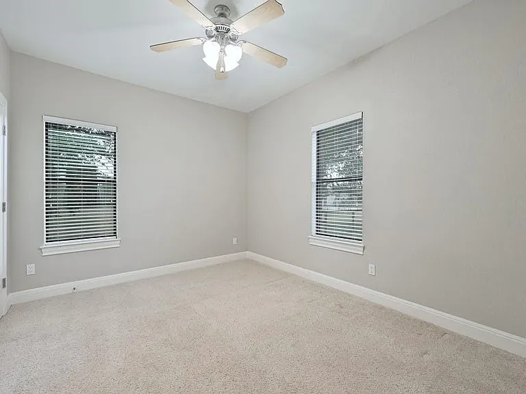 200 Oak Hollow Ln — Photo 25