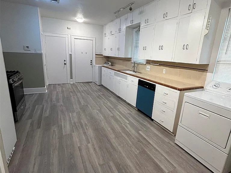 1115 W 22nd 1/2 St — Photo 16