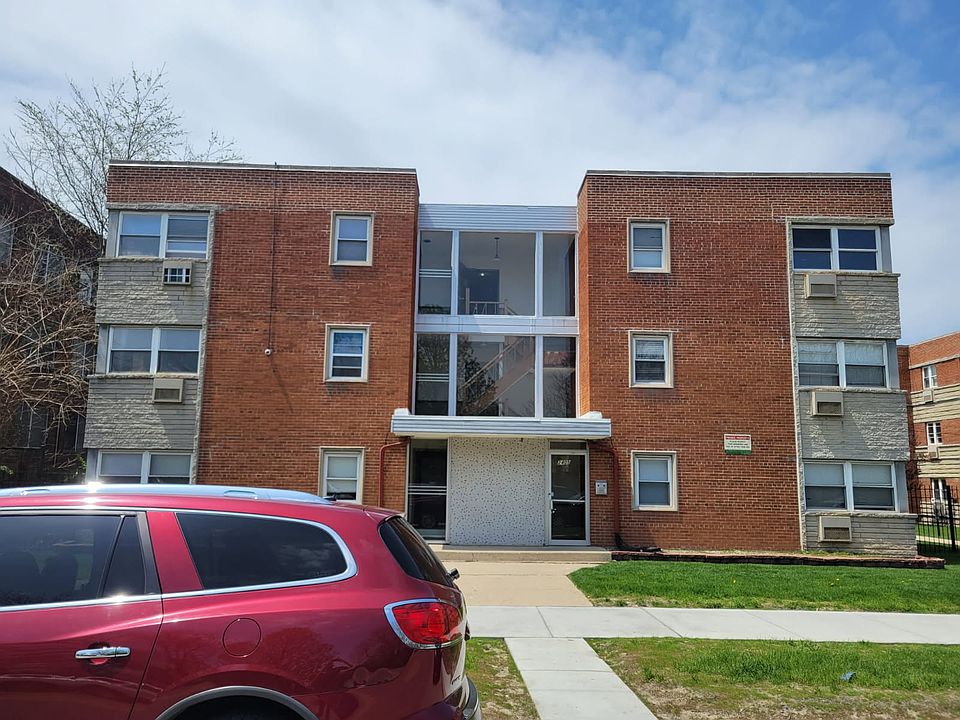1st image of 2405 W Balmoral Ave APT 3G