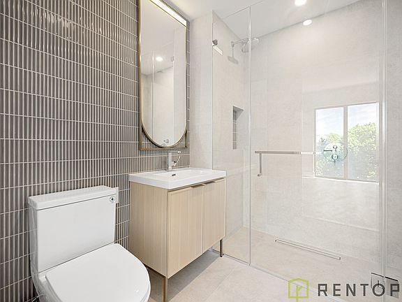 5th image of 960 Franklin Ave #355