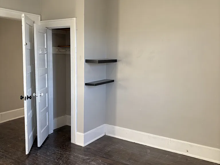 bedroom1 closet/shelving