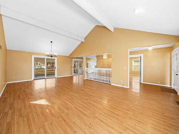 5th image of 586 Holiday Dr