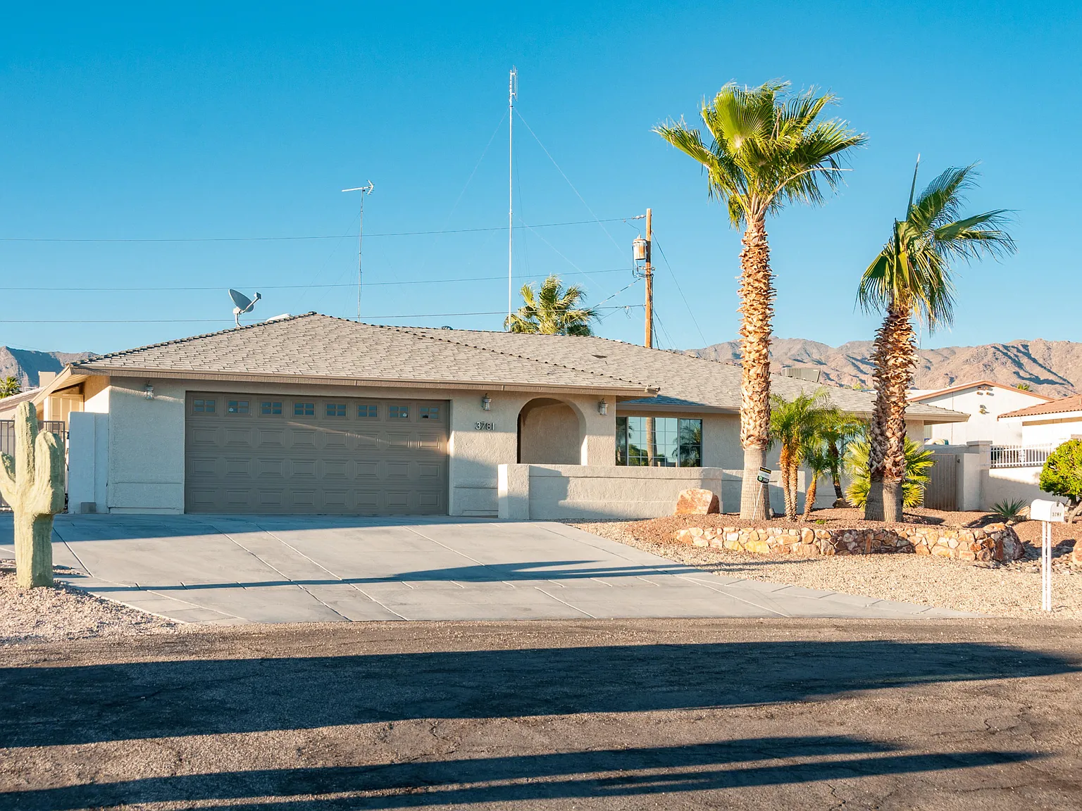 3 bed, 2.0 bath, 1826 sqft, $3,200 — Photo 2