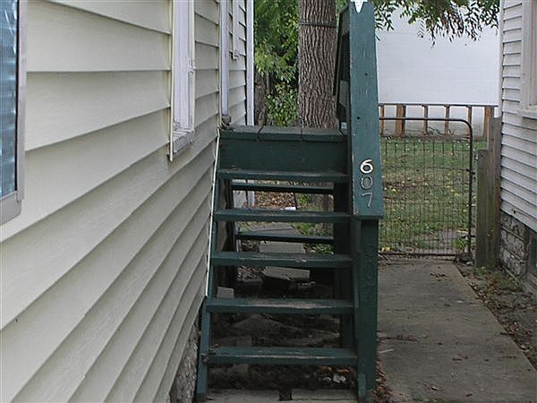 Side entrance (apt 607)