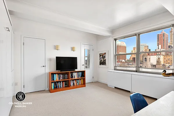 Rented by Coldwell Banker Warburg | media 13