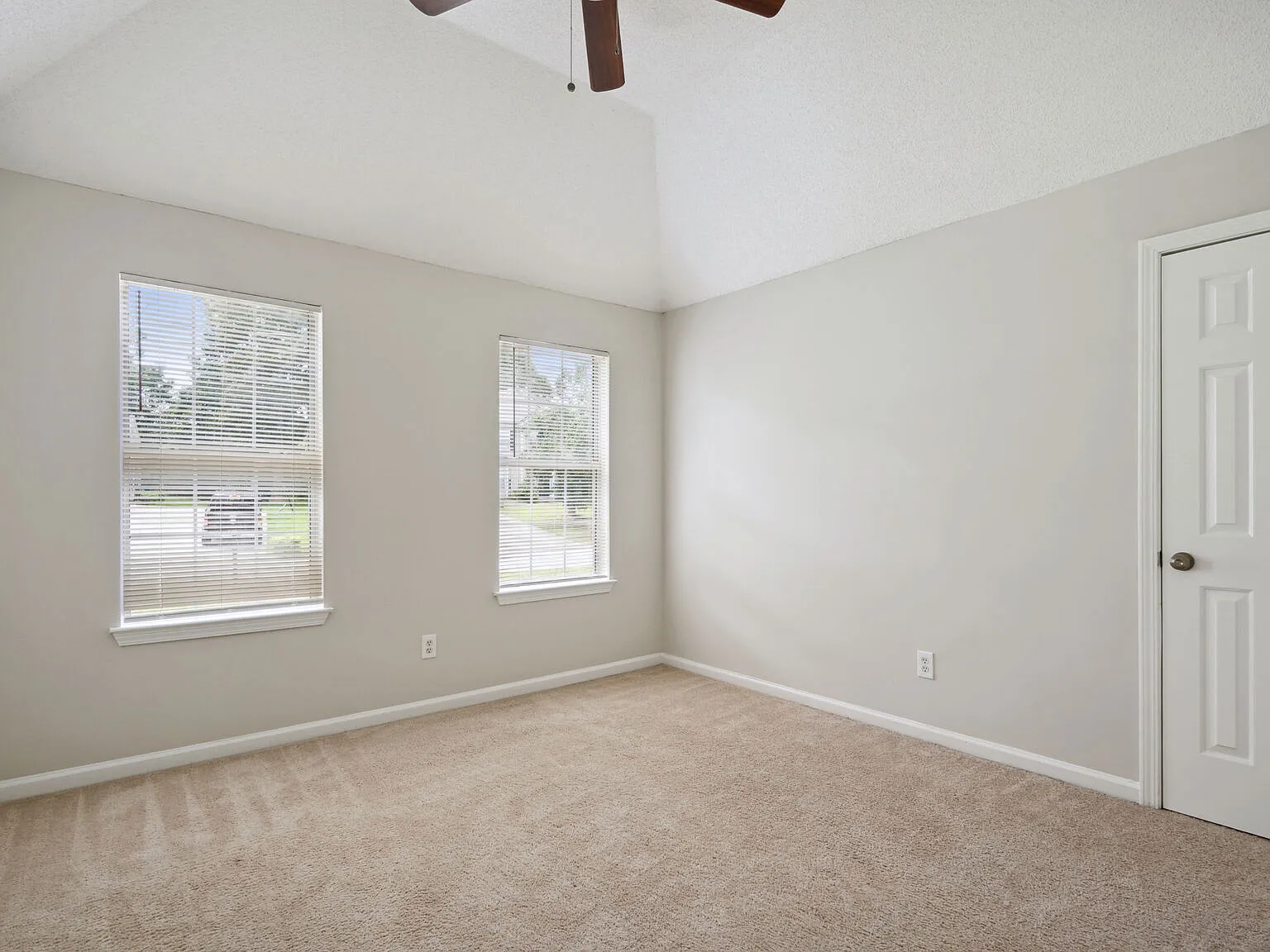 4 bed, 2.5 bath, 2060 sqft, $750 — Photo 2