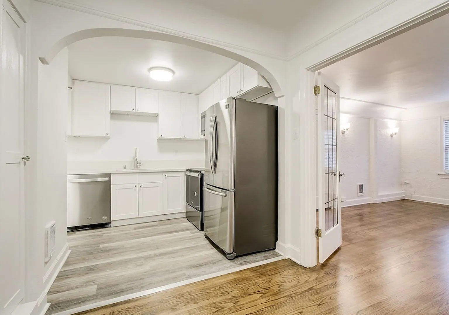 Harvard Apartments — Photo 2