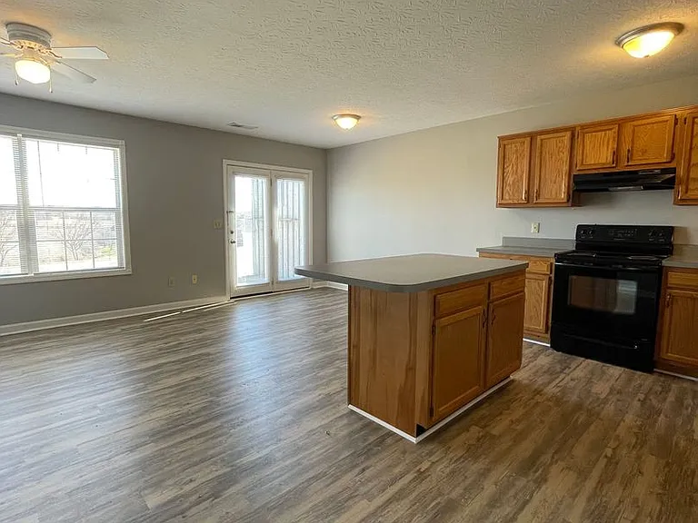 202-210 Pepperwood Ct — Photo 2