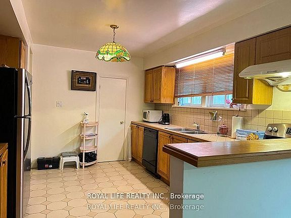 5th image of 33 Agincourt Dr