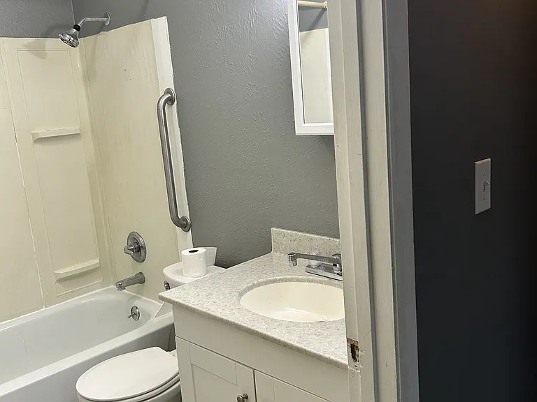 1810 Queenswood Dr #J — Photo 8