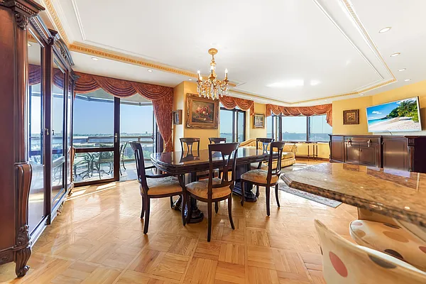 Sold by Daniel Saat, LREB | media 31