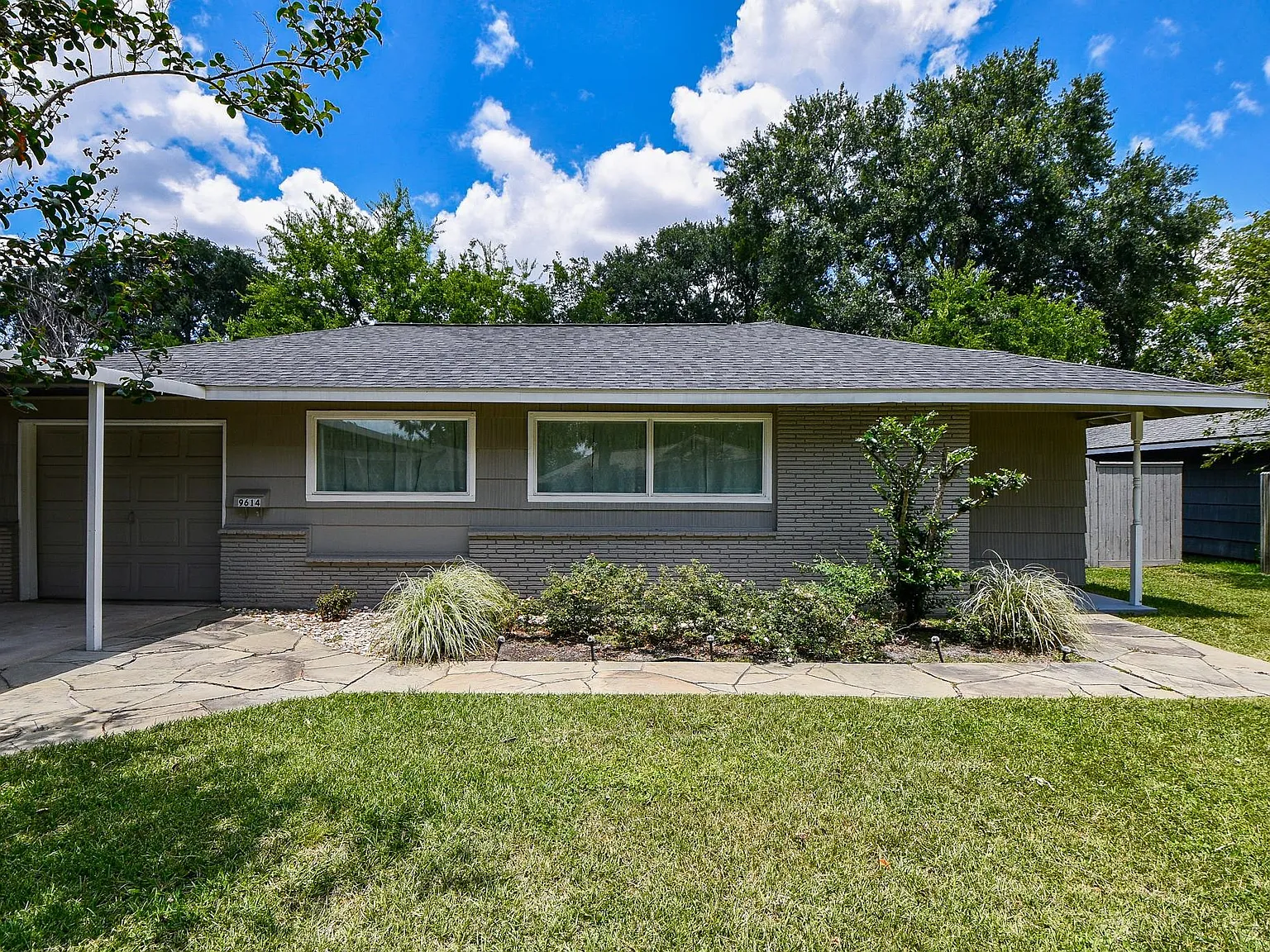 3 bed, 1.5 bath, 1342 sqft, $2,400 — Photo 2