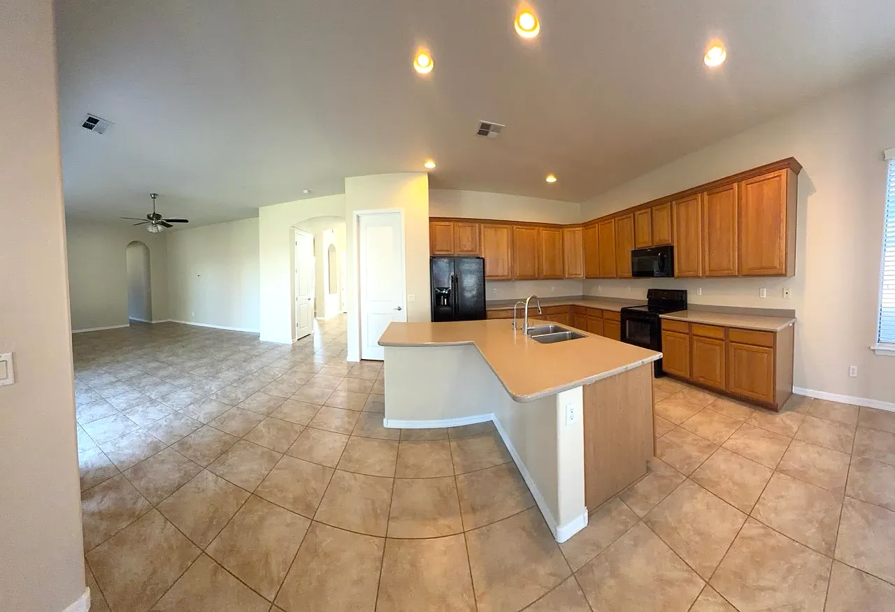 5 bed, 3739 sqft, $3,350 — Photo 3