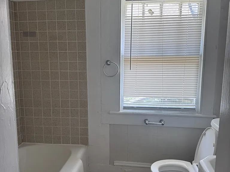 209 S Summit St — Photo 5