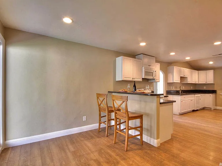 904 Singingwood Rd — Photo 5
