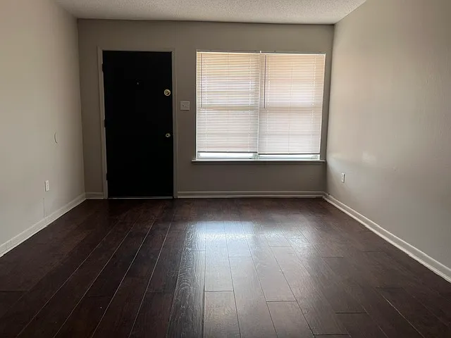 3 bed, 1300 sqft, $1,300 — Photo 2