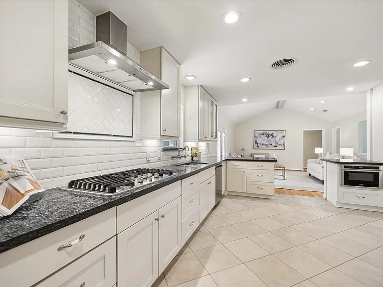 8922 Springview Ln — Photo 14