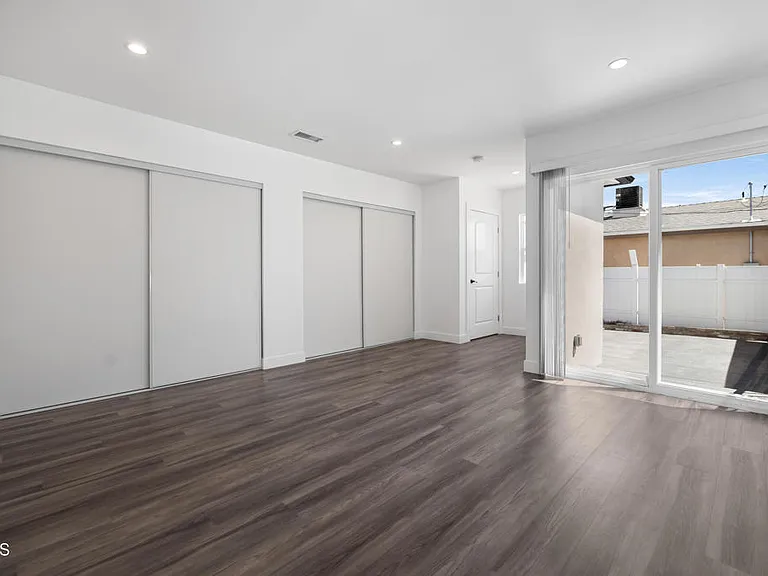 7637 Radford Ave — Photo 6