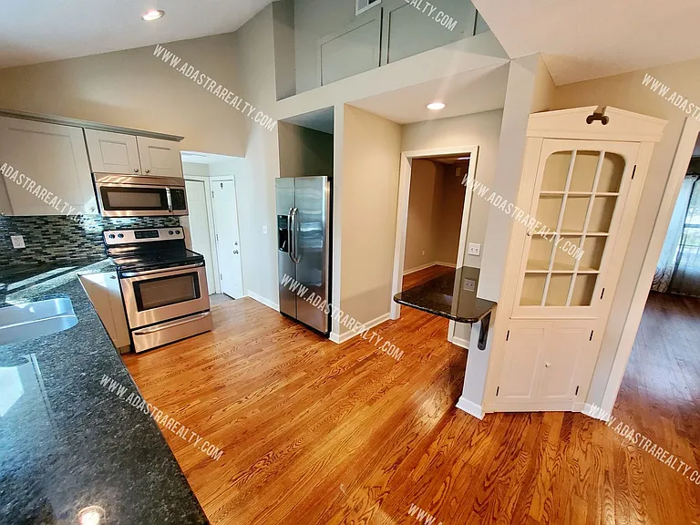 5428 Maple St — Photo 10