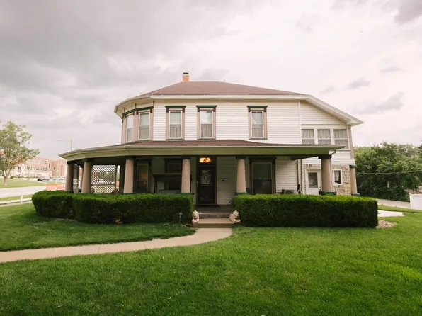 710 8th St, Wamego, KS 66547