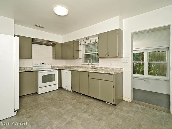 5th image of 134 Beverly St