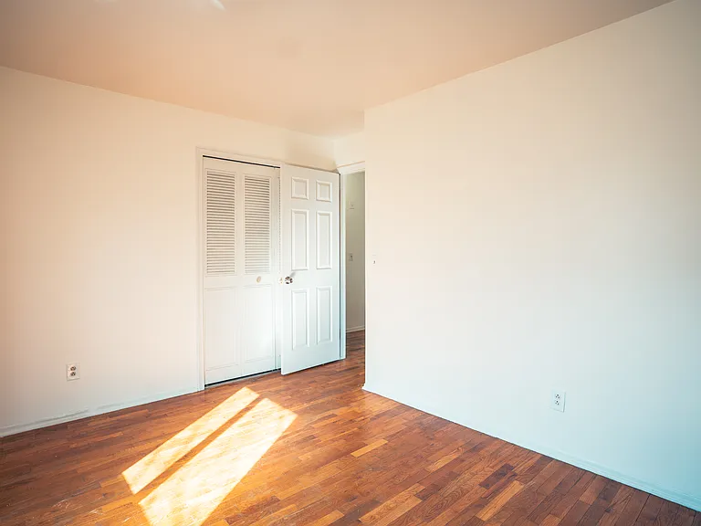 1490 Brady Ave — Photo 6