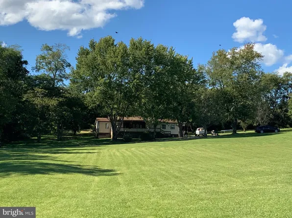 40 Kaves Ln, Falling Waters, WV 25419