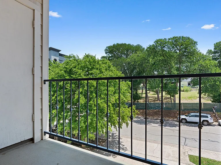 2414 Longview St #303 — Photo 9