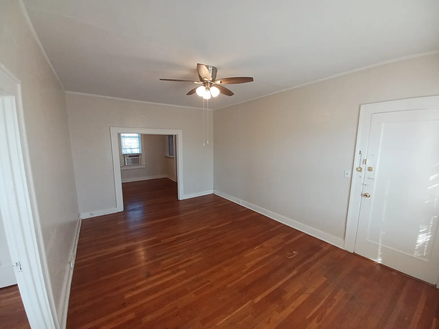 127 W Magnolia — Photo 3