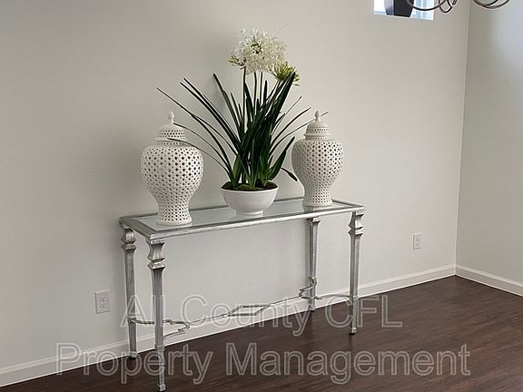 5th image of 2408 Vanda Aly