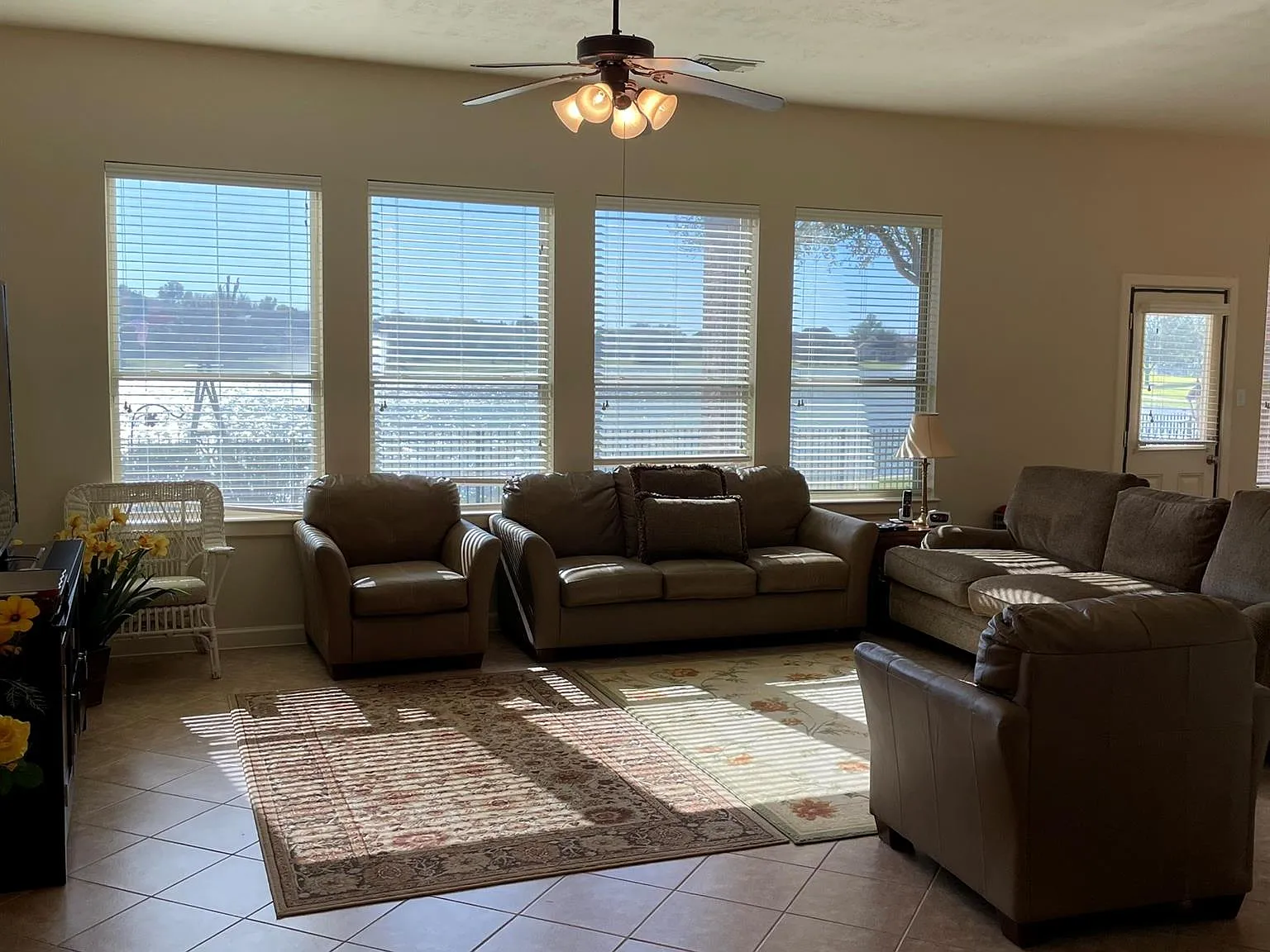 3 bed, 2.0 bath, 2992 sqft, $3,000 — Photo 4