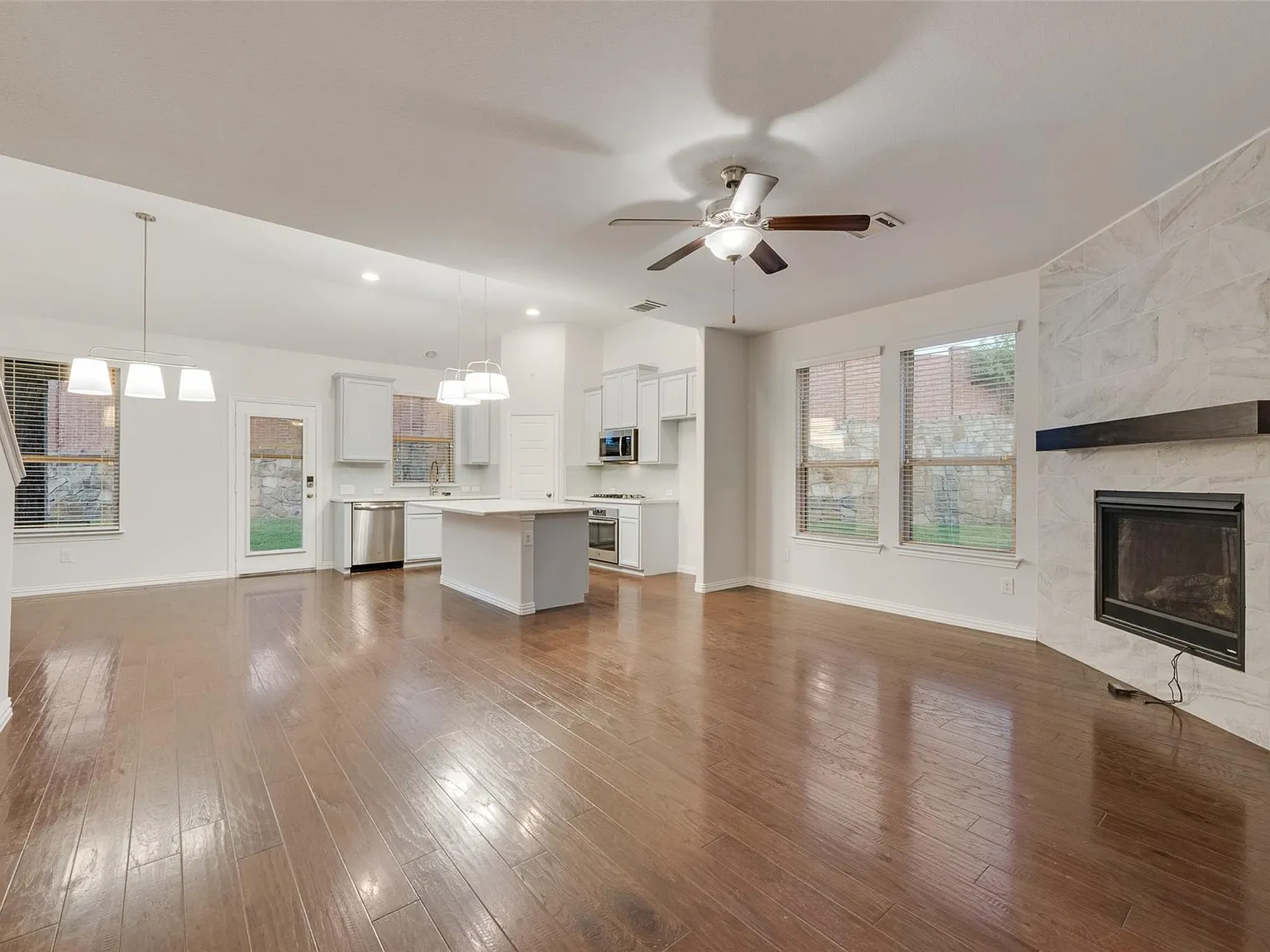 4 bed, 2572 sqft, $3,000 — Photo 4