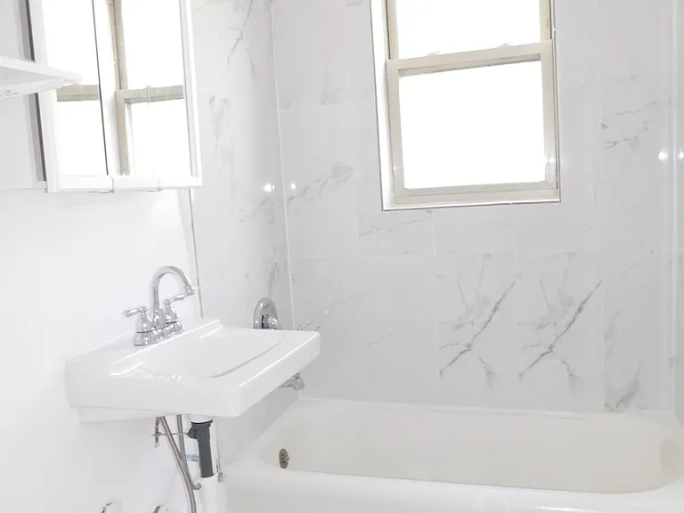 725 Washington St — Photo 5