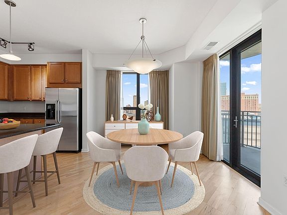 3rd image of 500 Grant St E #1402