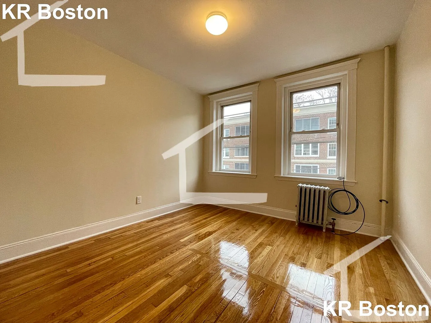 Nicely updated 2 bed next to the Green Line on the Allston Brighton Line. — Photo 4